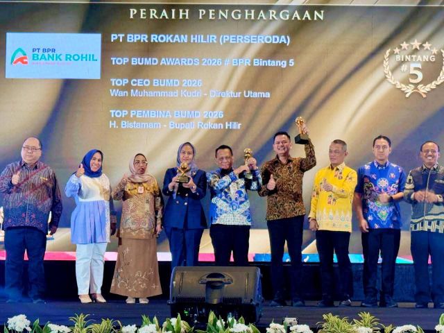 PT BPR Rohil Raih Predikat Bintang 5, Bupati Rokan Hilir dan Dirut Bank Rohil Terima Penghargaan TOP BUMD 2026
